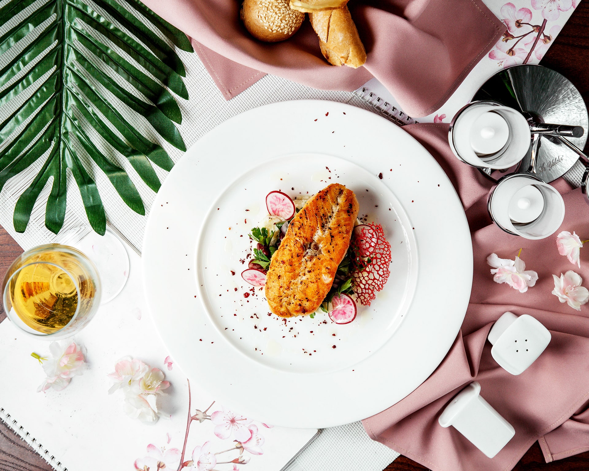 Fried salmon with radish slices